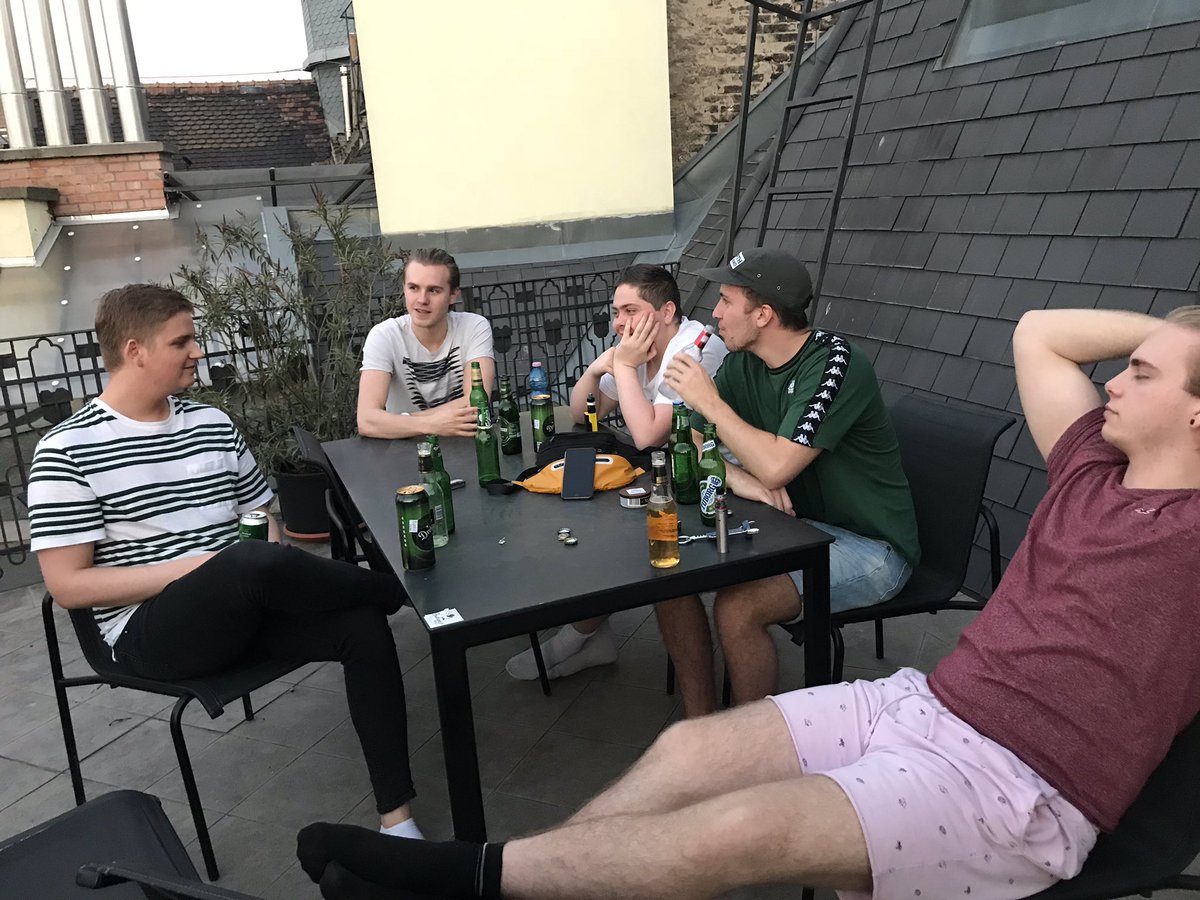 YmirAage's tweet photo. Skítþægilegir að hlusta á @Auddib @EgillGillz @SteindiJR í Budapest 😂🍻#fm95blö https://t.co/1kyTKStC8I