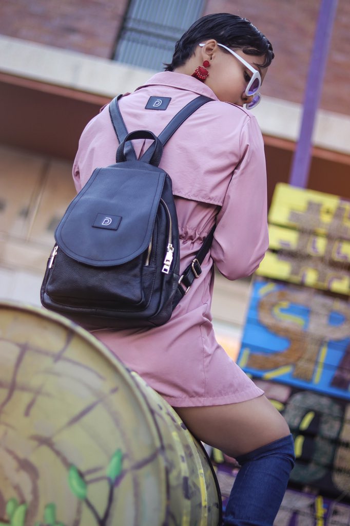 rozayfergie's tweet photo. “90s Iconic Hip Hop”
featuring @thempirebw
"most jiggy"
trench 👚 backpack 🎒 and sunglasses 🕶
outfits available from the #fifthcollection now available 🙏🏽
📽 : @tafnaz https://t.co/vjQOpEHySF