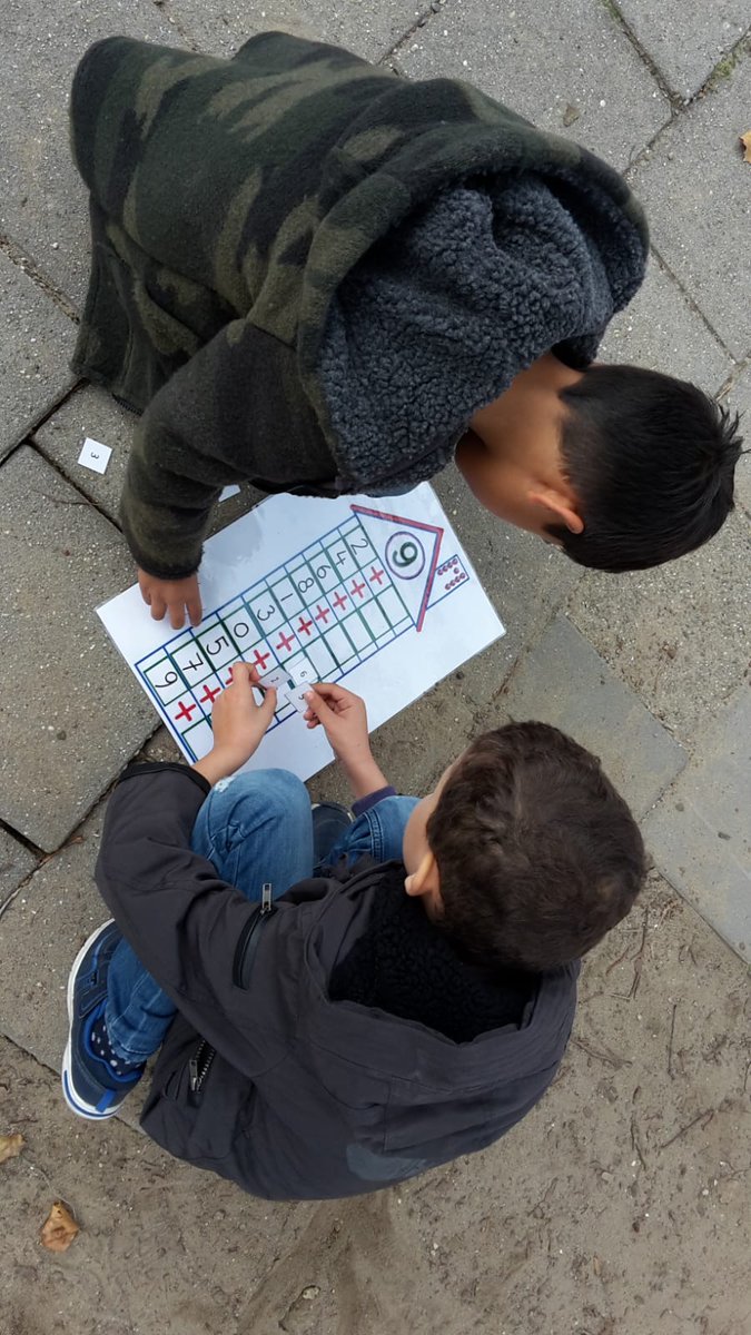 Groep 3a aan het oefenen met splitsen in de buitenlucht!