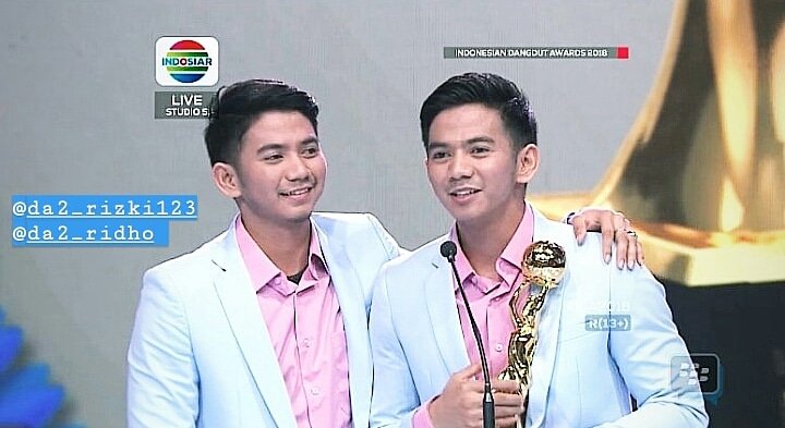 Alhandulillah puji syukur kami haturkan.. terimakasih buat @IndosiarID <a href="/maksimusic_/">MaksiMusic</a>  #IDA2018RizkiRidho karena sudah memberikan penghargaan kpd twins <a href="/DA2_Rizki/">Rizki 2{R} Real</a> <a href="/DA2_Ridho/">Ridho 2{R}</a> dlm acara bergengsi ini.. Rasa bangga terharu dan tralalal campur jadisatu di sini.. thanks you verymuch🙏🙏