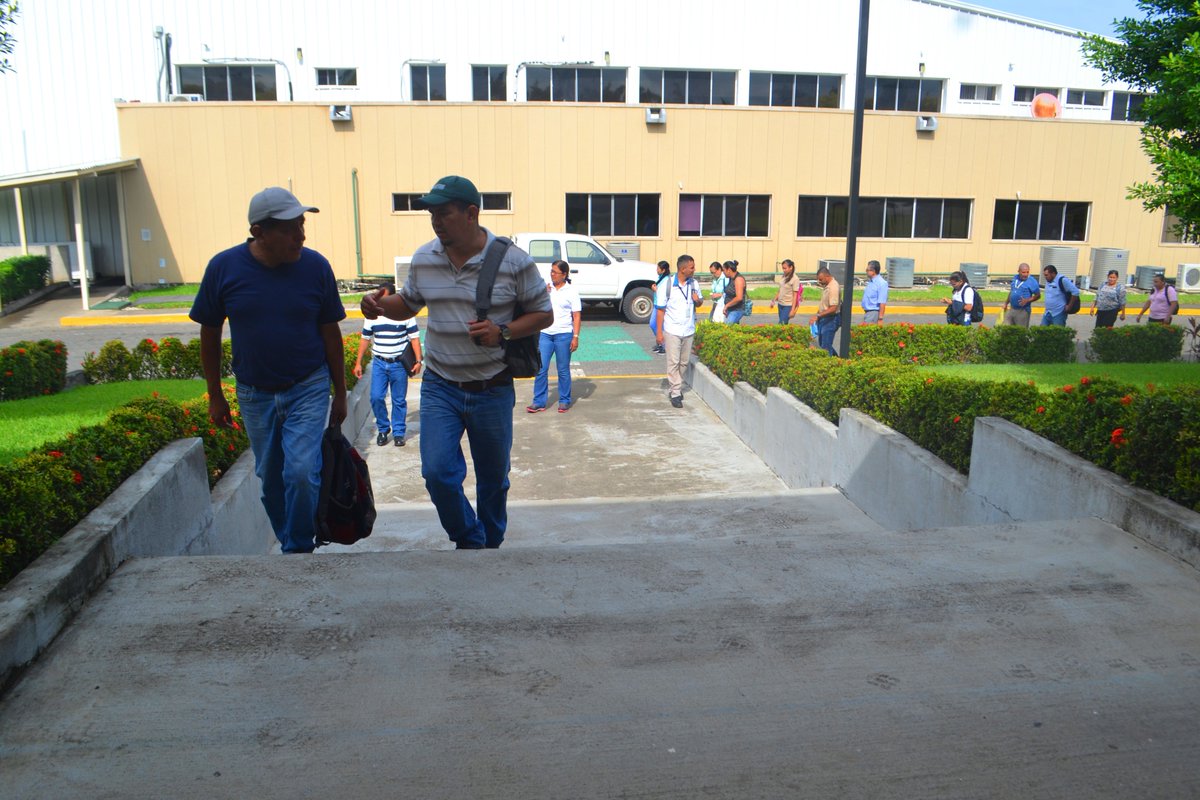 UNAnicaragua's tweet photo. La excelente relación Universidad - Empresa permitió que estudiantes de la maestría en “Gestión de #MedidasSanitarias y Fitosanitarias” que desarrolla la #UNANic, visitaran las instalaciones de Centrolac S.A.
Conocer más aquí: https://t.co/IedsqHxugb https://t.co/JTUHzOJbXw
