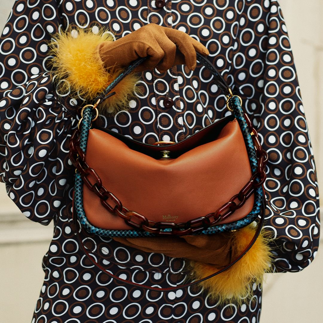 MulberryEngland's tweet photo. Every Day: Sleekly constructed with a modern slouch, the #MulberryLeighton has function at the heart of its design. Finished with our signature #RidersLock, it also features a trio of removable straps.
Discover the latest arrivals: https://t.co/E2MYaWgjJt https://t.co/xxEnnaXo4h