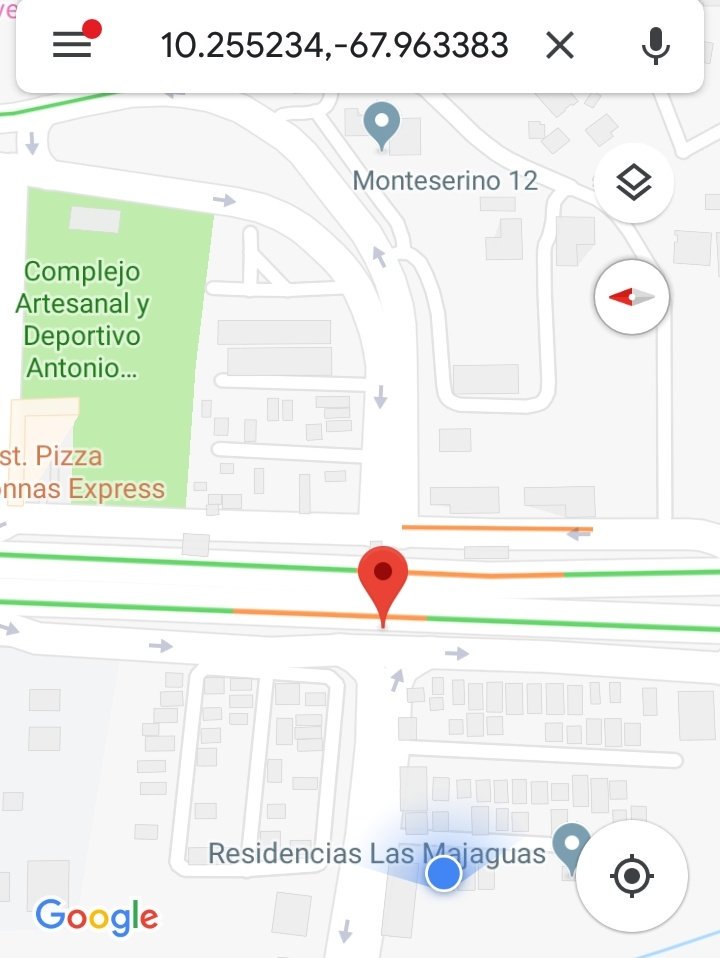 cclasmajaguas's tweet photo. Señores @CorpoelecInform favor atender falla de fase en #SanDiego debida a fusible tipo tabaco caído trás el kiosko de la parada entre @cclasmajaguas y @asovimaSD que también afecta a @Parqueserino 
Anexamos fotos y ubicación Google Maps. Falla ocurrida después de fuerte lluvia https://t.co/yg929pBuEw