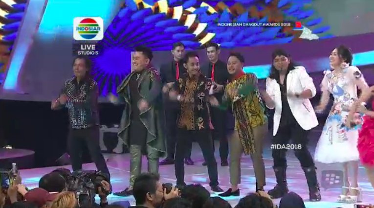 Eitsss sebelum membacakan nominasi penyanyi dangdut solo pria terpopuler, kita goyang dayung dulu bareng <a href="/ViaVallen01/">VIA VALLEN</a>! #IDA2018