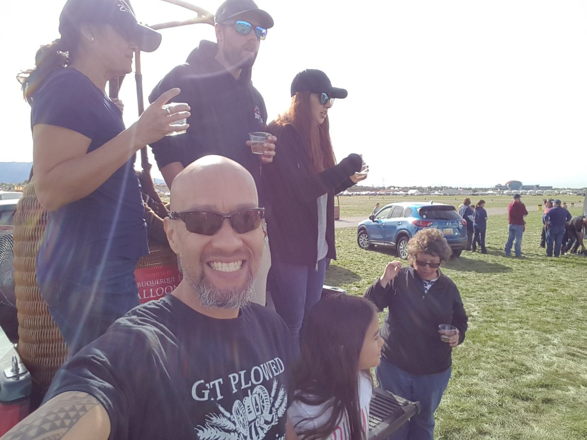 Kapono_P's tweet photo. Officially blessed an aeronaut today by the crew @balloonfiesta #doubleflash #ballooncrew #BalloonFiesta2018 https://t.co/ggiV24V9R2
