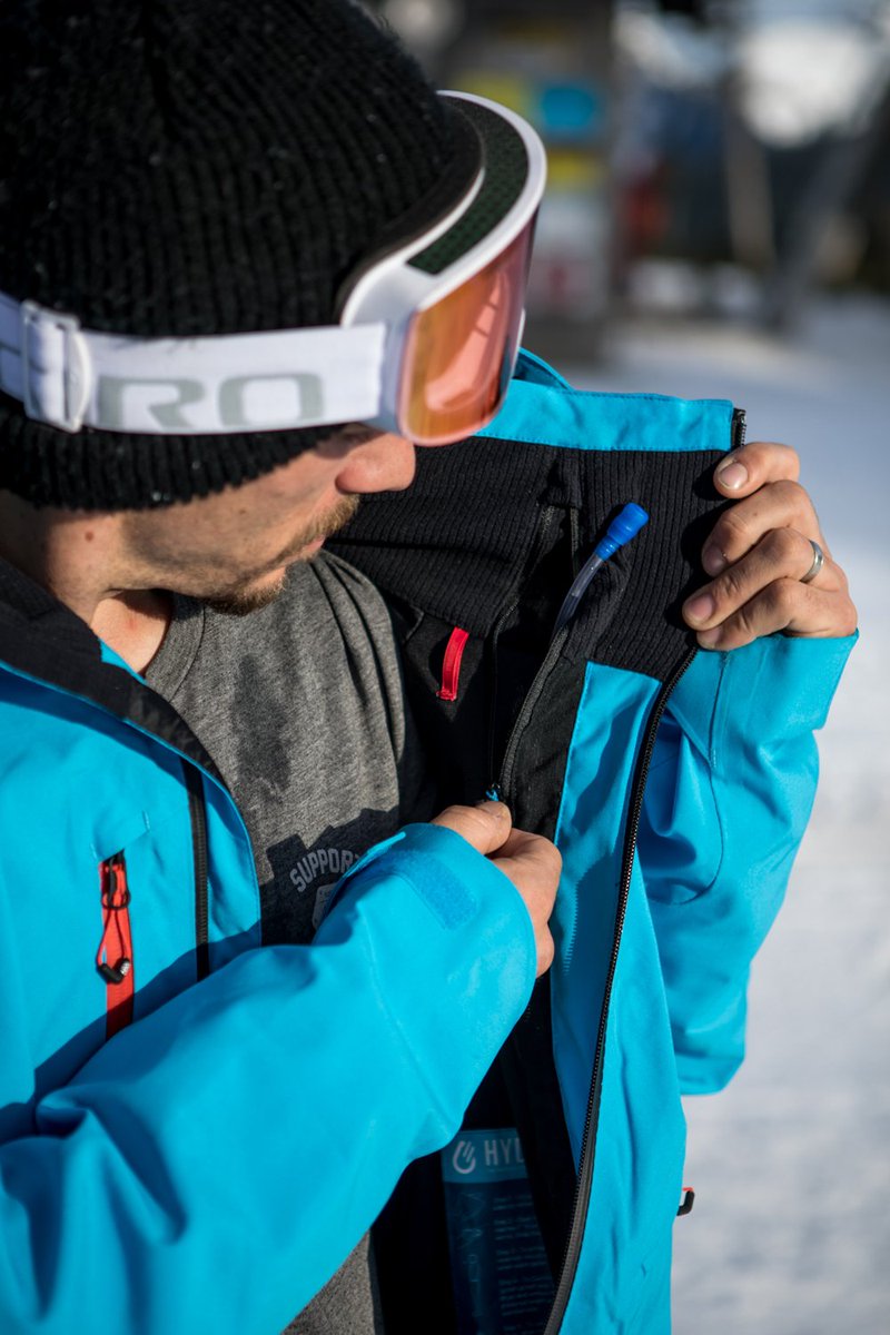 ViladomatEsport's tweet photo. Us presentem HYDRASTASH de @686 !!!
La primera jaqueta del món amb sistema d’hidratació incorporat.
Descobreix-la a @KILVILandorra , @Viladomat_AND (secció Snow) i a la nostra web: https://t.co/tOxIPeXisZ
#sixeightsix #hydrastash #alwaysdifferent #kilvil #viladomatesports https://t.co/vixysmcDSy