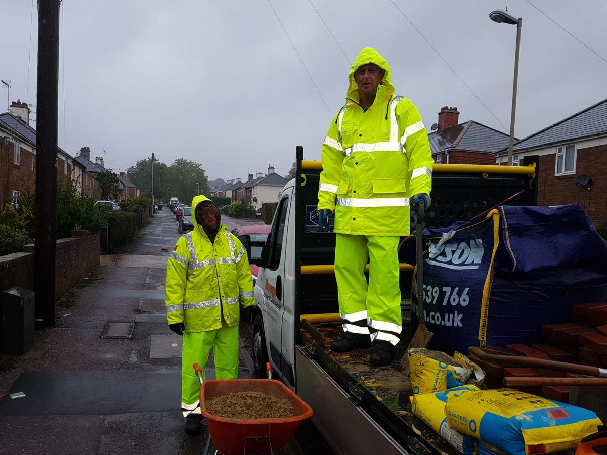 MangoExeter's tweet image. And still they plough on, much to the admiration of office staff and customer. #wetweatherwarriors Thank you team for getting the job done.