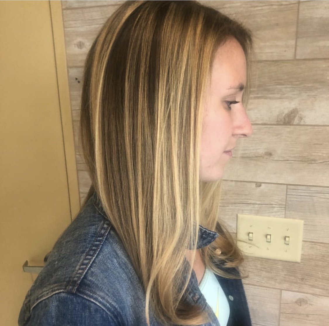 We ❤️ a nice natural and dimensional Blonde. Stylist Courtney Springman loves creating naturally beautiful hair that looks like it has been kissed by the sun 💋☀️To book Courtney, call the salon (703) 444-4602 or visit our link in our bio to book online.