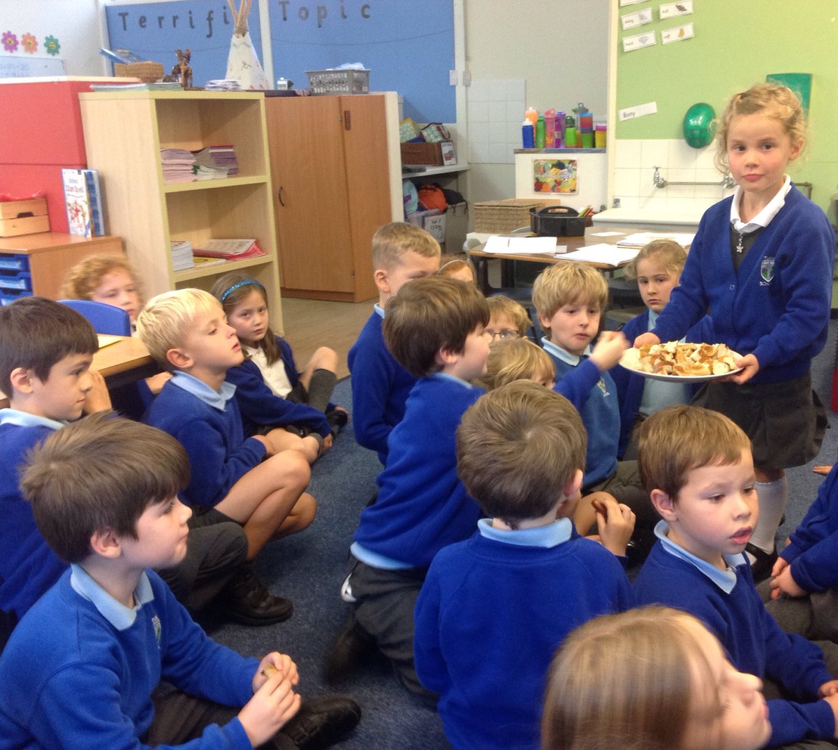 TarvinPrimary's tweet photo. A huge thank you to the parent volunteer who came into Potter class today. We loved learning some German and the food tasting was delicious! #lovelanguage #germany #potterclass https://t.co/7y8oXQvavj
