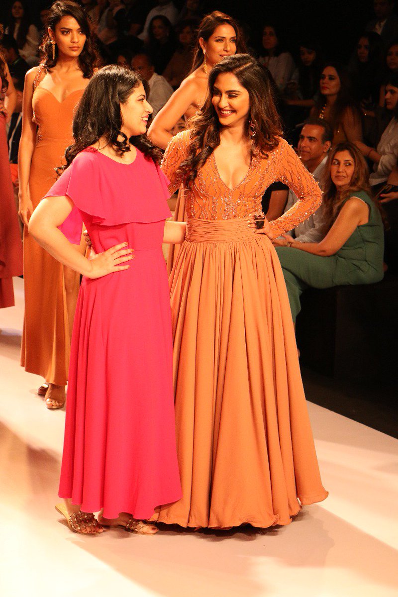 TimesFashionWk's tweet photo. Hotness alert, @krystledsouza !!!
It was a show packed with energy and enthusiasm by #Shazzle at #BombayTimesFashionWeek powered by #Fuel #BTFW2018 https://t.co/NUB2jyoS8c