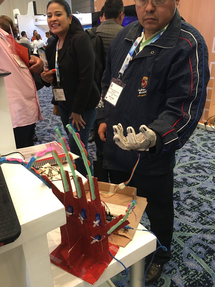 MirielleMedina's tweet image. Víctor Basilio mostrando su proyecto de #hackstem en @Bett_LatAm #MIEExpertLatam #MIEExpertLatam #MicrosoftEDU