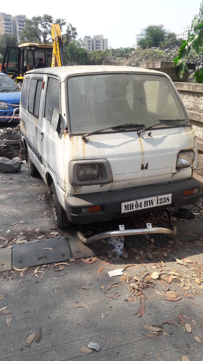 SPMAHADIK1's tweet photo. @ThaneCityPolice @thanecv @TMCsmartcity हा आमच्या निवासी रहीवासी संस्थेचा रस्ता. एकतर दोन्ही बाजूंनी गाड्या त्यात जून्या पण आणि आत्ता महापालिकेने रस्ताचे काम सूरू केले.वाहतूक शाखा अलिकडे वेगवेगळ्या ठिकाणी जून्या गाड्या उचलत आहेत मग आमच्या इथेच का नाही?? https://t.co/W7oatSf1cS
