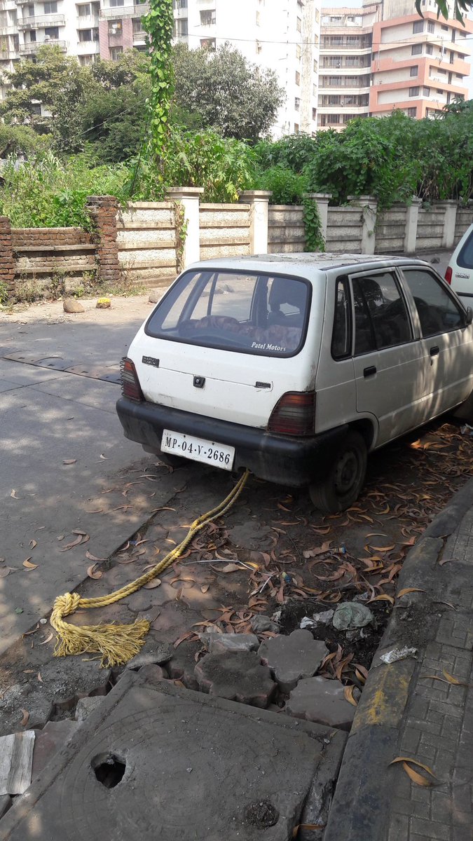 SPMAHADIK1's tweet photo. @ThaneCityPolice @thanecv @TMCsmartcity हा आमच्या निवासी रहीवासी संस्थेचा रस्ता. एकतर दोन्ही बाजूंनी गाड्या त्यात जून्या पण आणि आत्ता महापालिकेने रस्ताचे काम सूरू केले.वाहतूक शाखा अलिकडे वेगवेगळ्या ठिकाणी जून्या गाड्या उचलत आहेत मग आमच्या इथेच का नाही?? https://t.co/W7oatSf1cS