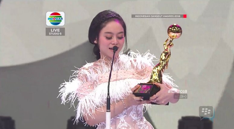Indosiar's tweet photo. Selamat @Lesti_Jenong_DA sebagai penyanyi dangdut social media darling!!!! Terima kasih atas dukungan lestilovers sekalian~
#IDA2018 https://t.co/xGfPHVc2wV