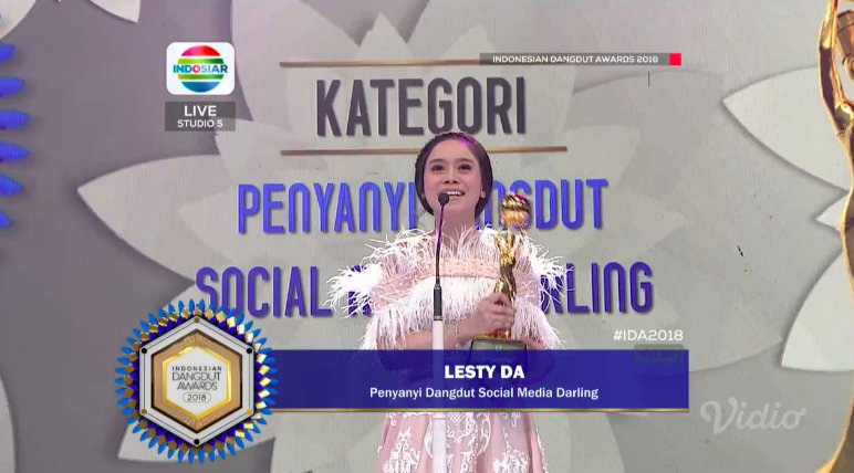Selamat <a href="/Lesti_Jenong_DA/">Lestykejora</a> sebagai penyanyi dangdut social media darling!!!! Terima kasih atas dukungan lestilovers sekalian~
#IDA2018