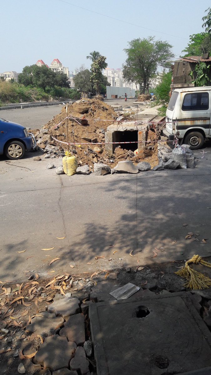 SPMAHADIK1's tweet photo. @ThaneCityPolice @thanecv @TMCsmartcity हा आमच्या निवासी रहीवासी संस्थेचा रस्ता. एकतर दोन्ही बाजूंनी गाड्या त्यात जून्या पण आणि आत्ता महापालिकेने रस्ताचे काम सूरू केले.वाहतूक शाखा अलिकडे वेगवेगळ्या ठिकाणी जून्या गाड्या उचलत आहेत मग आमच्या इथेच का नाही?? https://t.co/W7oatSf1cS