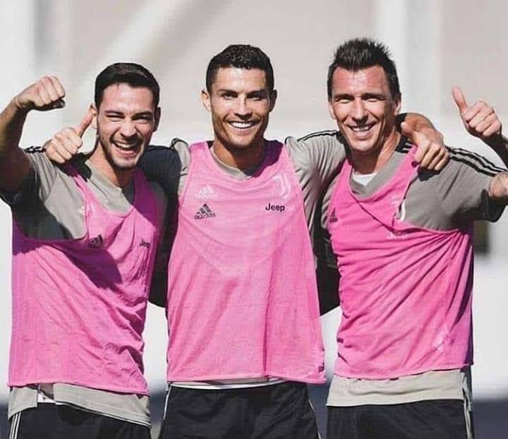 Effetto #CR7 .... Anche #SuperMario #Mandzukic ha imparato a ridere. 1️⃣7️⃣😏🦓⚪⚫➡️ https://bit.ly/2NE6Jwj
#Juventus #MM17 #CR7 #MarioMandzukic #CristianoRonaldo #MattiaDeSciglio #LOnnipotente