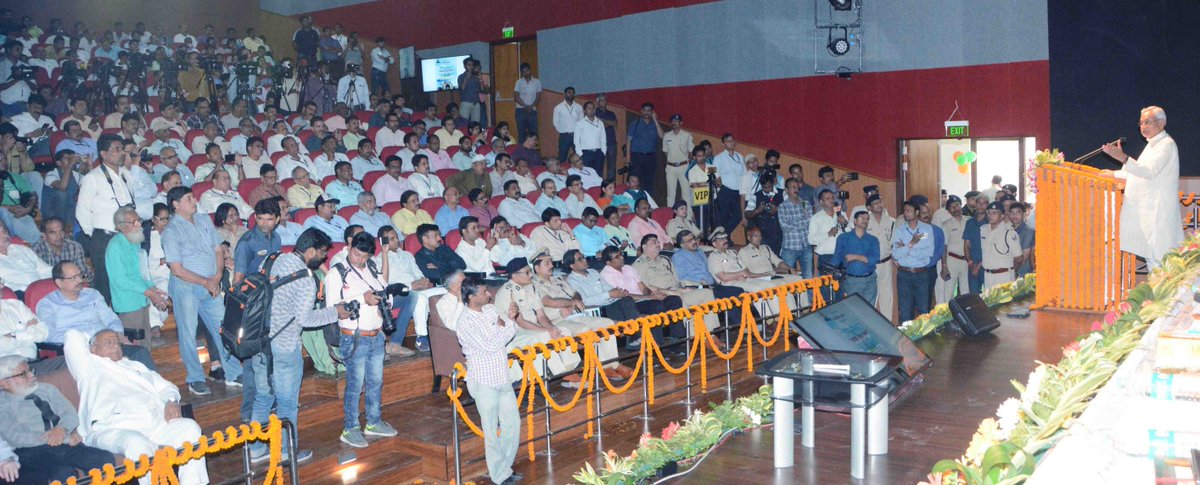 NitishKumar's tweet image. पटना के जवाहर लाल नेहरू मार्ग स्थित ‘सरदार पटेल भवन’ का उद्घाटन करते हुए।

tinyurl.com/ybegpd2a