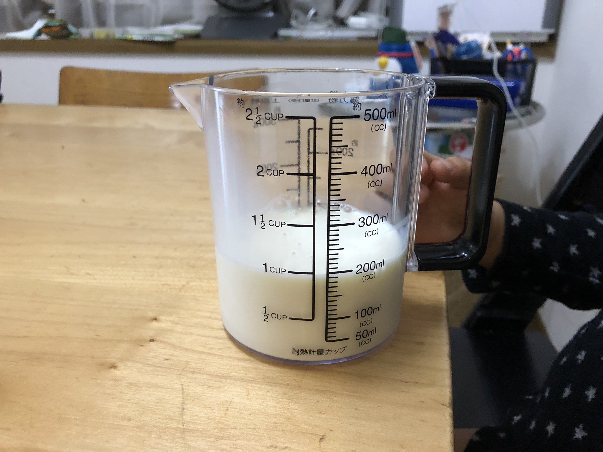 O Xrhsths 桂隆俊 Sto Twitter 坊主2合が計量カップで牛乳飲むのが好きなので見ていて気づいたのは 牛乳入れる時に計量 数字の勉強をしているようだということ 結構オススメ 子育てグッズ T Co Wusl3axkmy Twitter