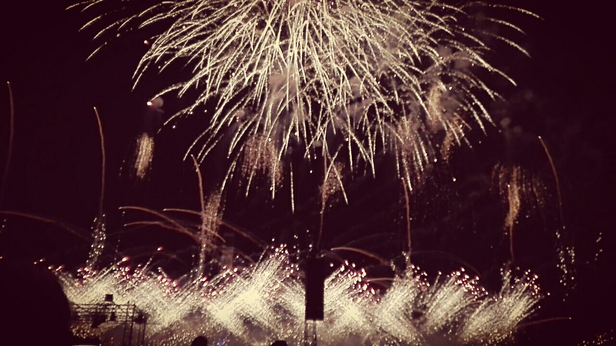 ImenGharsalli's tweet photo. Spectacular evening at #pyronale #Berlin #Germany #Olympiastadion #fireworks. The pictures are beautiful, but reality is so much better 🎉🎇🎆💖 https://t.co/ltKrWP7WfB