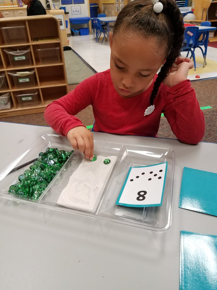 PreKRocketeers's tweet photo. Gem counting! Flip over a card, state the number, paint the number in the sand, and then count out that many gems to place in the sand! #numeral&amp;quantityconnection #looseparts https://t.co/Lq5ZqVOX3Y