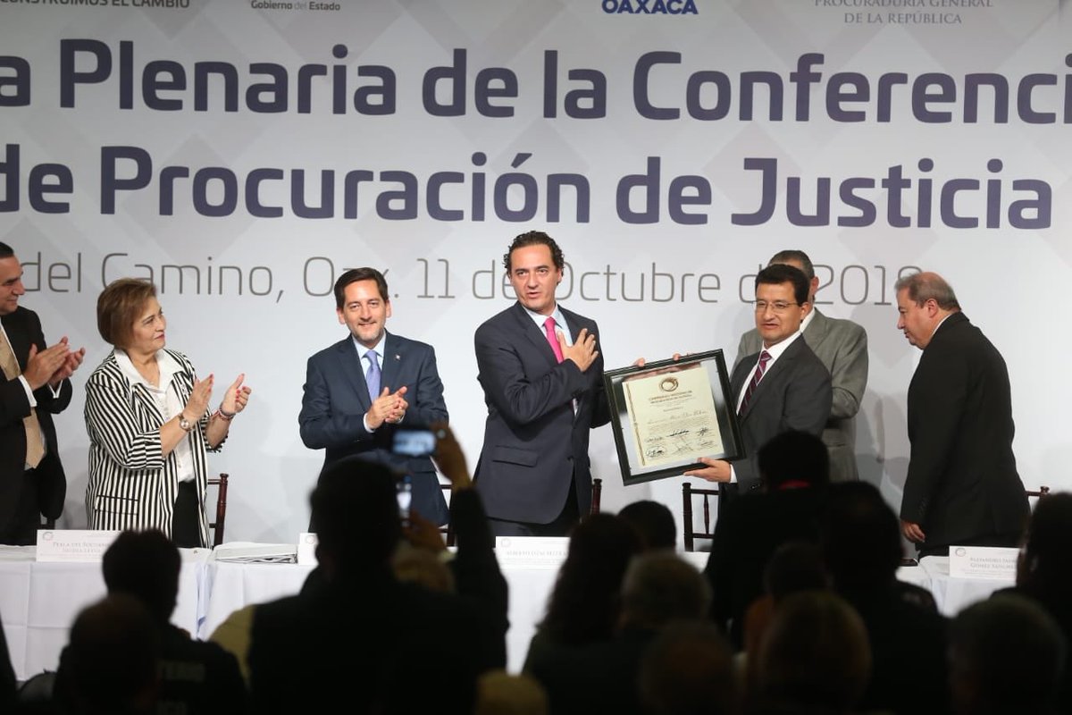 FGRMexico's tweet photo. Al concluir la LX Asamblea Plenaria de la #CNPJ2018, @RVasconcelosM, titular de la @FISCALIA_GobOax, señaló que se acordó la propuesta sobre la autonomía de la Fiscalía, las reformas legales para garantizarla, la consolidación del #SJPA y la homologación de procesos de actuación. https://t.co/RUwS2uwgvB
