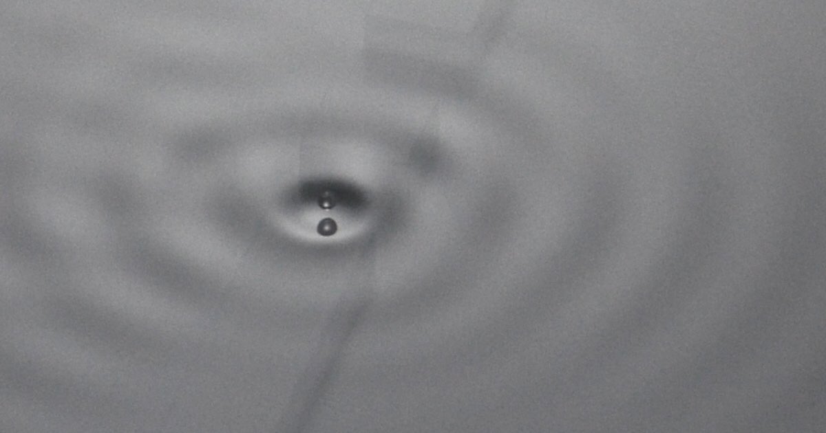 FerBeretta's tweet image. Experiment dooms alternative to #Quantum #Weirdness. Oil droplets guided by #PilotWaves have failed to reproduce the results of the quantum double-slit experiment, crushing the of a single, concrete #reality. @ISCPIF @DTUtweet By @nattyover &amp;gt; quantamagazine.org/famous-experim…