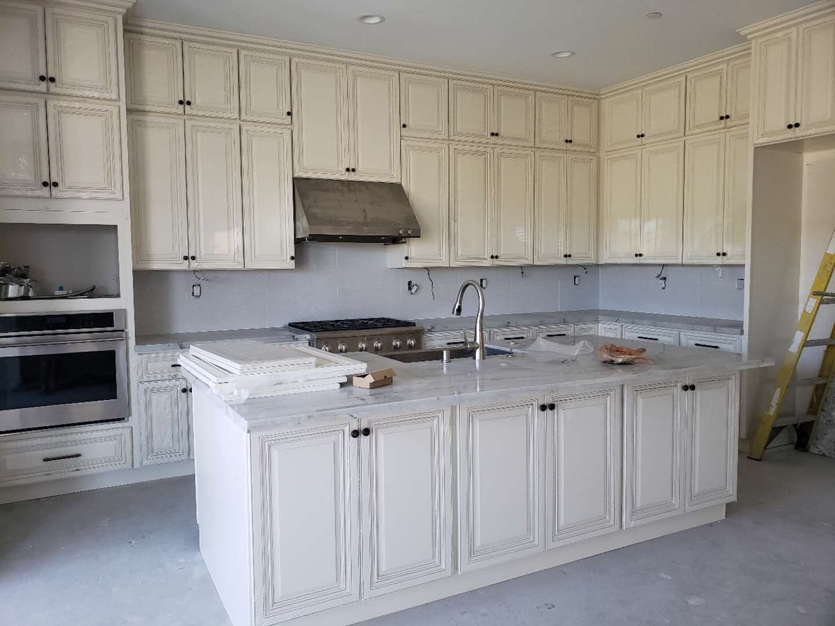 CABINETDIRECT1's tweet photo. Antique White Solid Wood Kitchen Cabinetry project from Irvine 😀
Soft Closing doors and Soft Closing Drawers https://t.co/DiMEX2T9qI