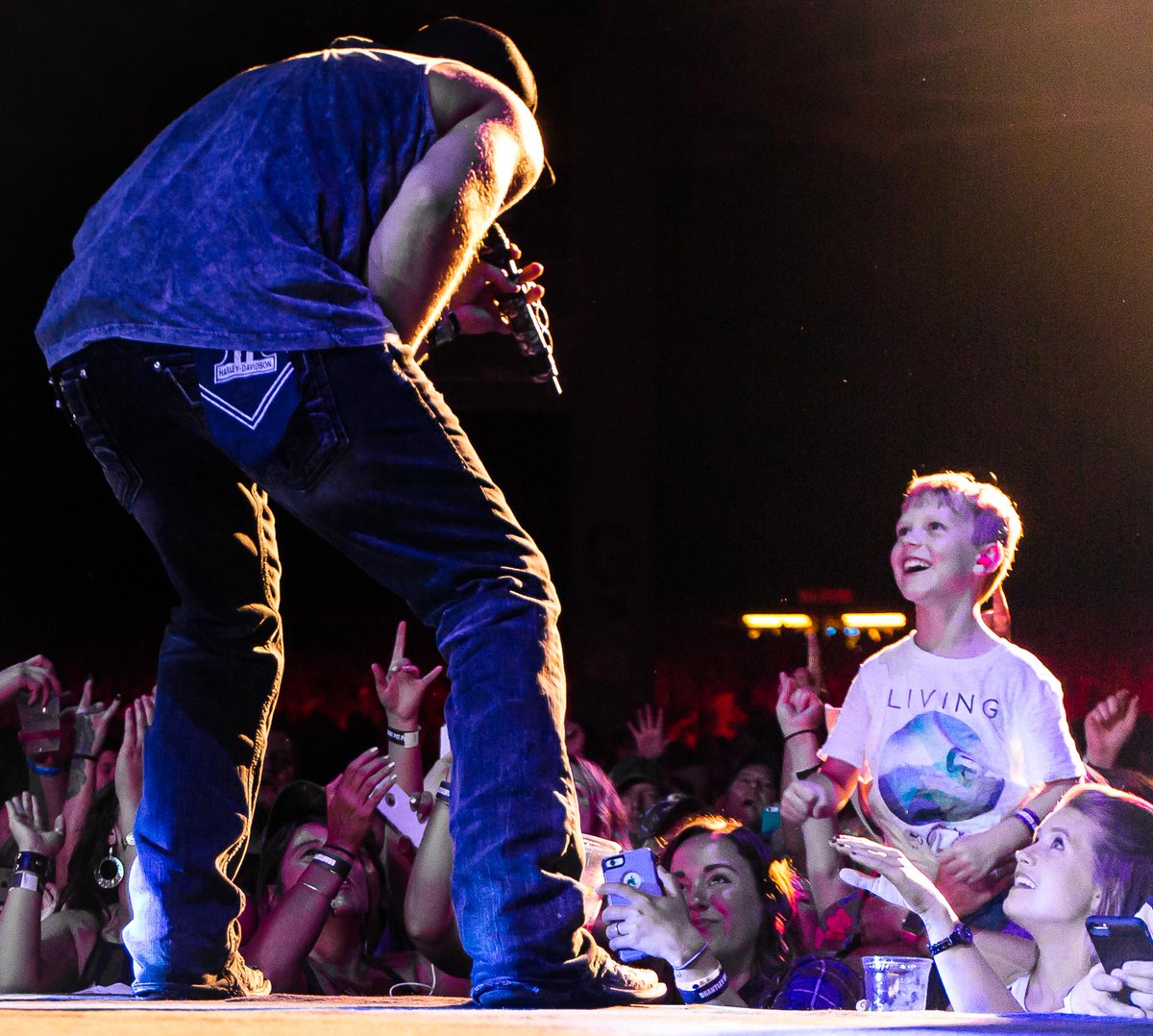 🙌🏻 Happy #FanFriday! 🙌🏻

We love our fans, BIG or SMALL! What's your favorite concert so far this year?

📷: <a href="/LoraOlive/">Lora Olive</a>