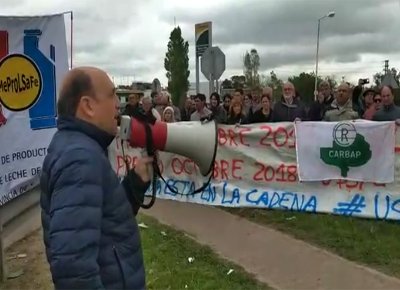 TodoAgro's tweet photo. #Lechería - Desde @CARBAP_ARG manifestaron que “hoy no se puede perder más tiempo, hay que hablar de precios y de plazos de pago de forma urgente”. Profundizarán medidas de fuerza de no tener respuestas rápidas y favorables ⏳ - https://t.co/HbC0BsiB3K / #ProtestaLechera 🐮 https://t.co/mfHaKkUIZA