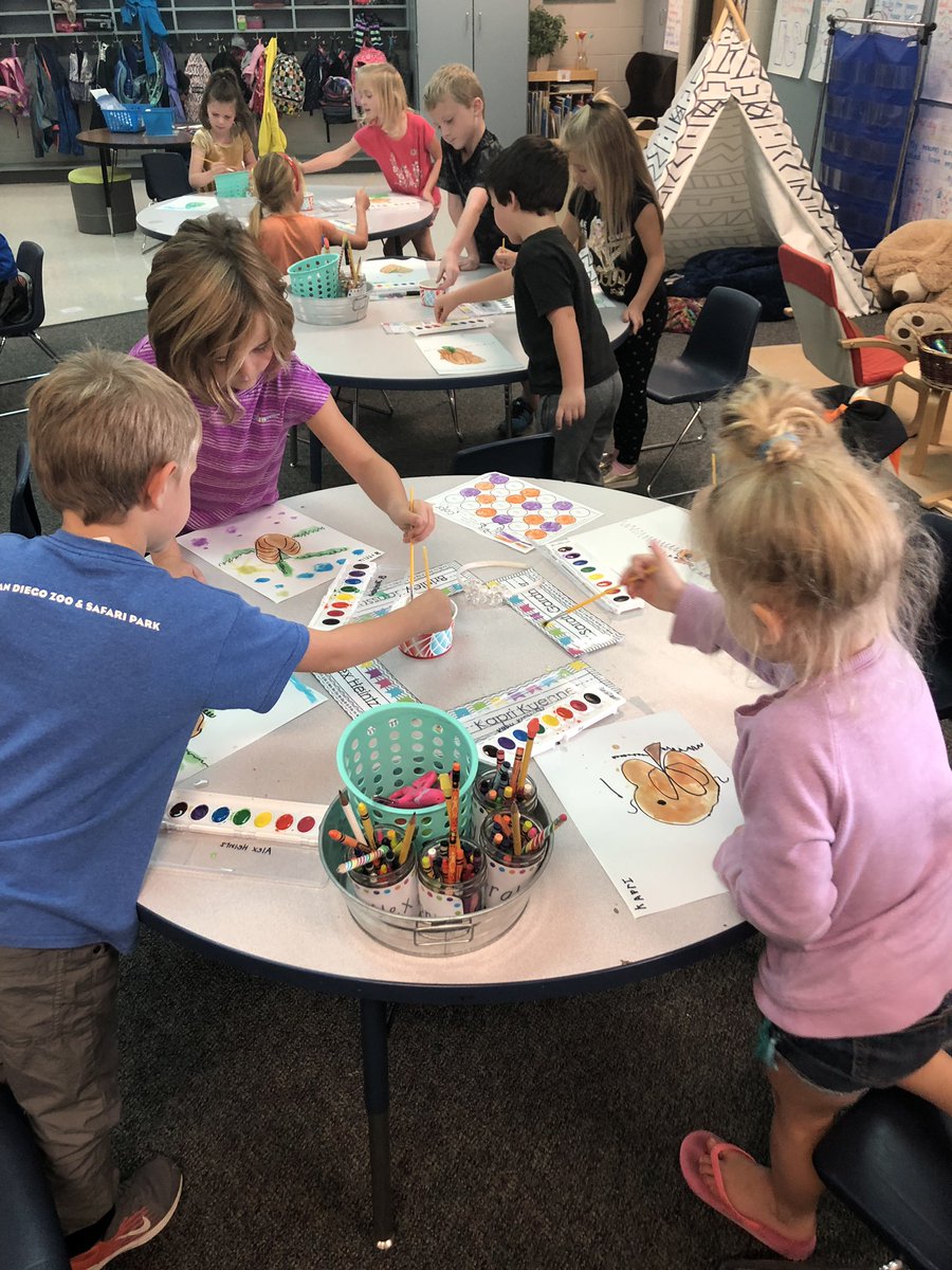 SuminskiKinders's tweet photo. We are practicing following directions! One of my favorite ways to teach the importance of following directions is using a directed drawing! Today we followed teacher directions to make pumpkins! https://t.co/RSvLkM8GSP