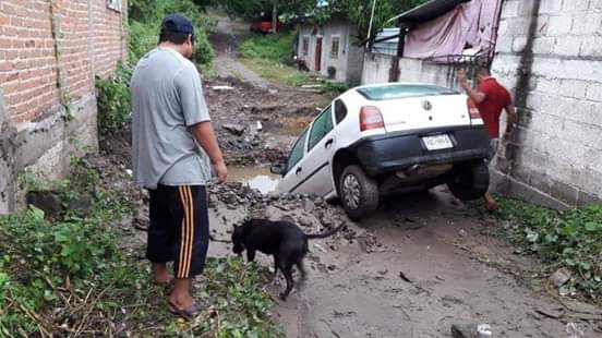 snake999666's tweet photo. Se vuelve a tronar el tubo principal del agua en la colonia Lázaro Cárdenas de Cd. Altamirano.
Por la presión del agua se formó un hoyo en donde un auto y una moto fueron atrapados. https://t.co/viuGREFIFm