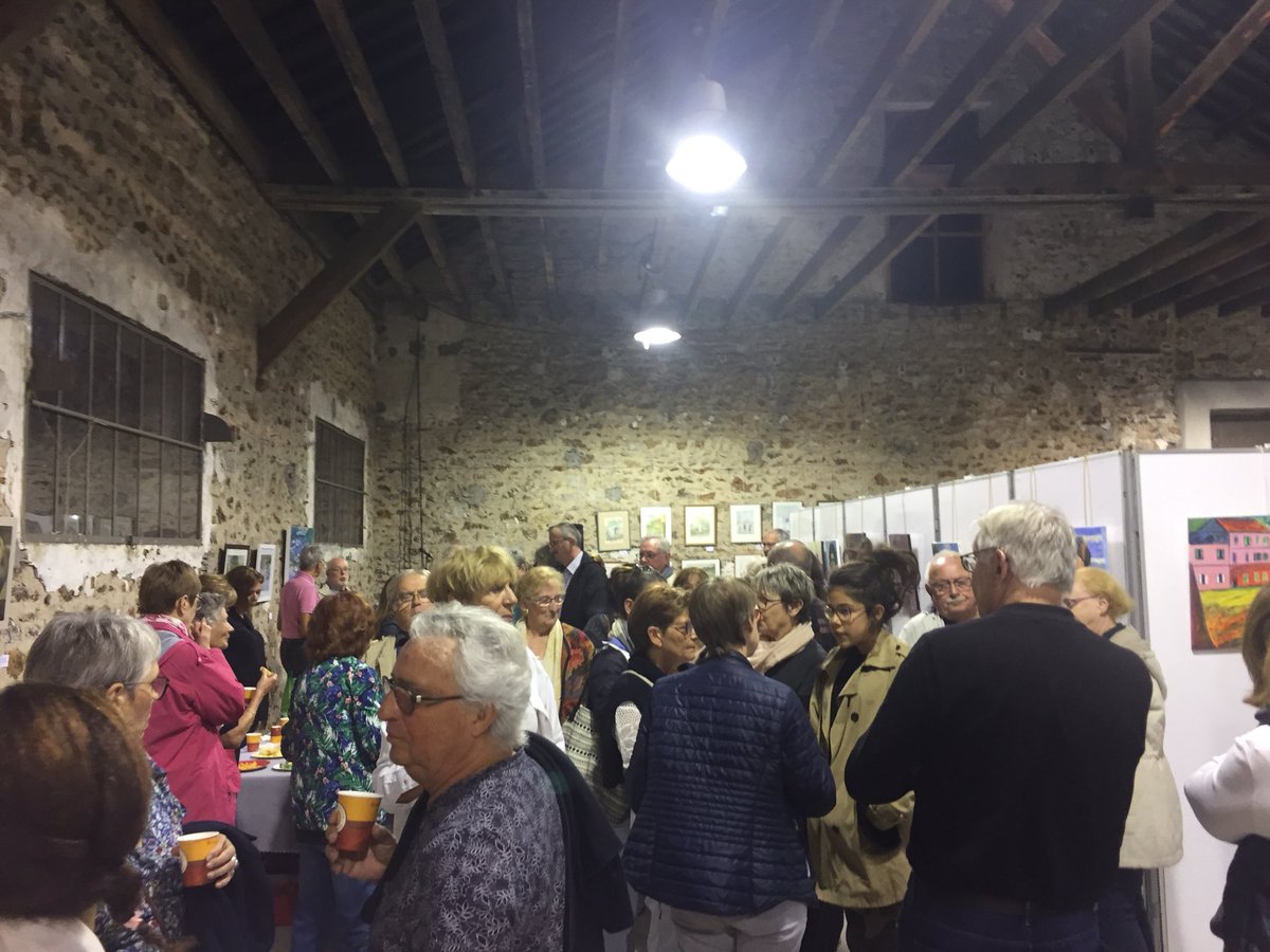 longjumeau's tweet photo. Ce soir, à la halle Mandela de #Longjumeau, avait lieu l’ouverture du salon d’automne. @jeraime91 (premier adjoint) et Antoine Puléo (adjoint à la Culture) ont inauguré l’événement, accompagnés de nombreux visiteurs. https://t.co/JNSw6hbW6f