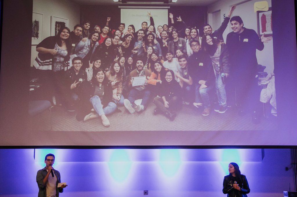 vexpresa's tweet photo. Estuvimos en @pechakuchalima donde contamos acerca de nuestra iniciativa por cambiar la forma en la que comunicamos las cosas. Nada de lo que hacemos sería posible sin el maravilloso grupo de voluntarios que nos acompaña. Gracias por la oportunidad. ¡Vía Expresa somos todos! 💛 https://t.co/OQE8AXWXVa