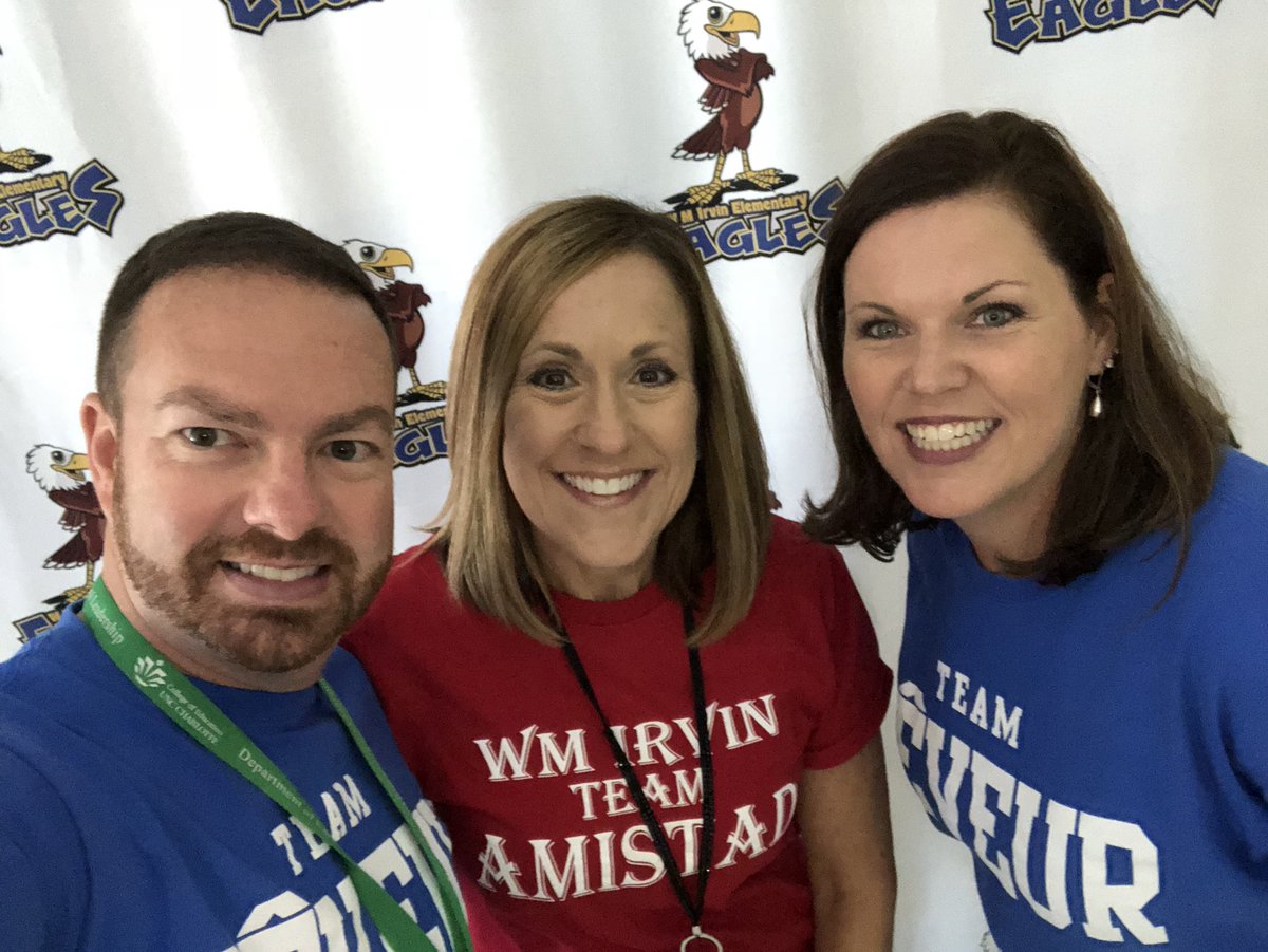 TarheelBrianD's tweet photo. 1st grade house reveal was AWESOME!!! #IrvinIgnites @wmirvinelem #HouseSystem #AdminSelfie @tonyahwilliams @JaimiePeterson5 https://t.co/ibFKrOHe8p