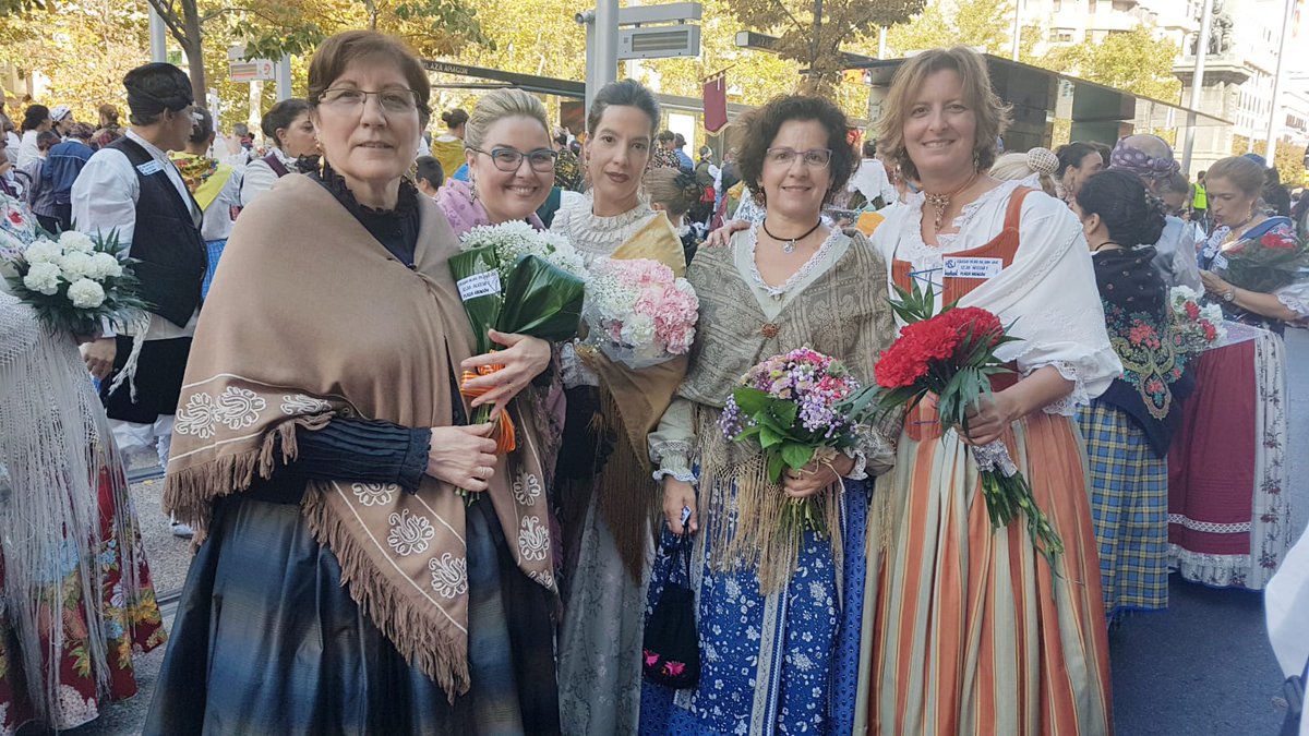 crisferrprimari's tweet photo. Un año más nuestro cole @HSJZaragoza  participa en la Ofrenda de flores a la Virgen del Pilar. Feliz día del Pilar a todos!!! https://t.co/sQLXTAkuP2
