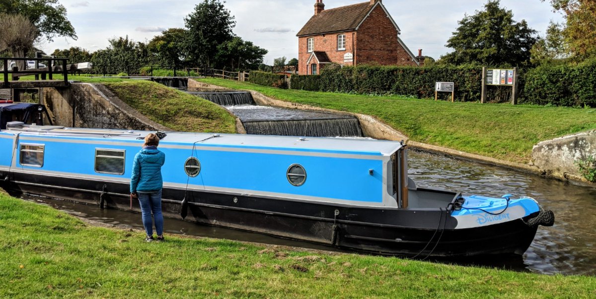 AngloNatio's tweet photo. @SteelBonnetDuke One of my favourite pubs is in a village here in Surrey. It sits next to a quaint river with a lock.

You can sit outside and watch the canal boats come and go. https://t.co/ULOOBxDO3Z