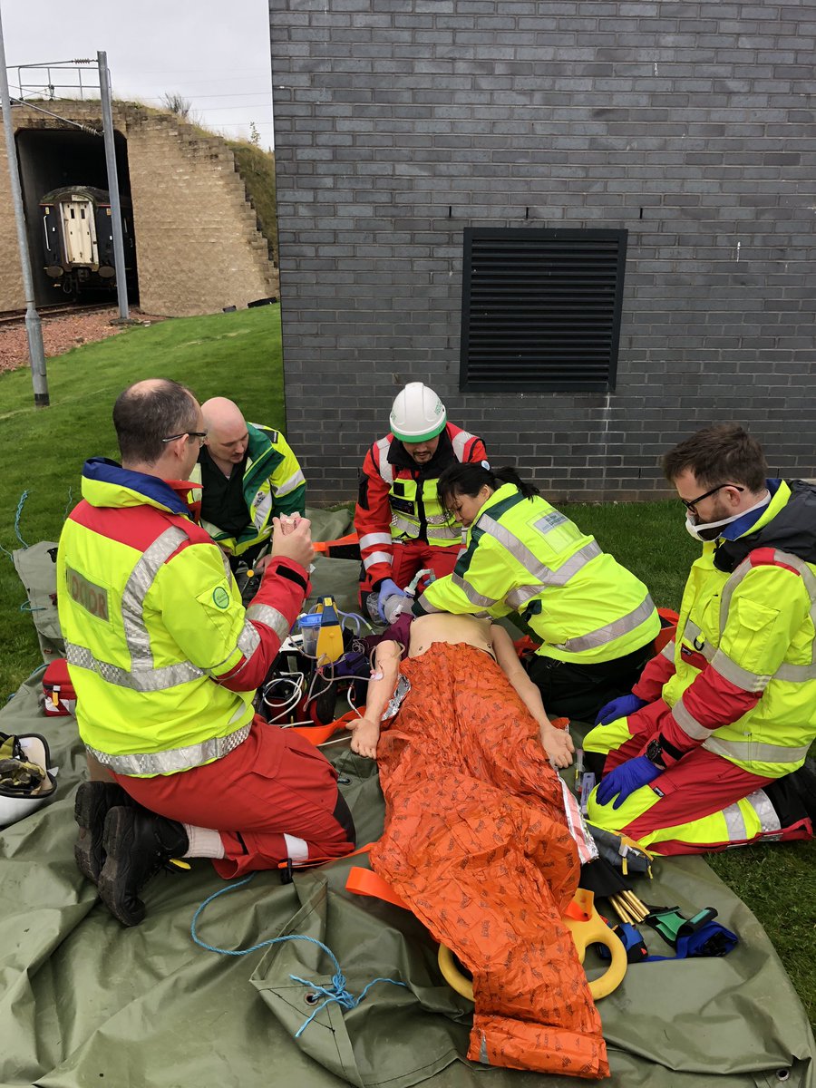 IPSPscotland's tweet photo. #IPSP #majorincidentsim P1 extricated. Hypotensive, tachycardic. Seat belt sign. E2M5V2 #binder #blood #txa #RSI chest &amp; abdo injuries. #thoracostomies #Haemothorax. USS FAST+ open tib-fib. @SouthGlasgowEM pre-alert #codered #checklist #teamwork https://t.co/UYAvbHVVOx