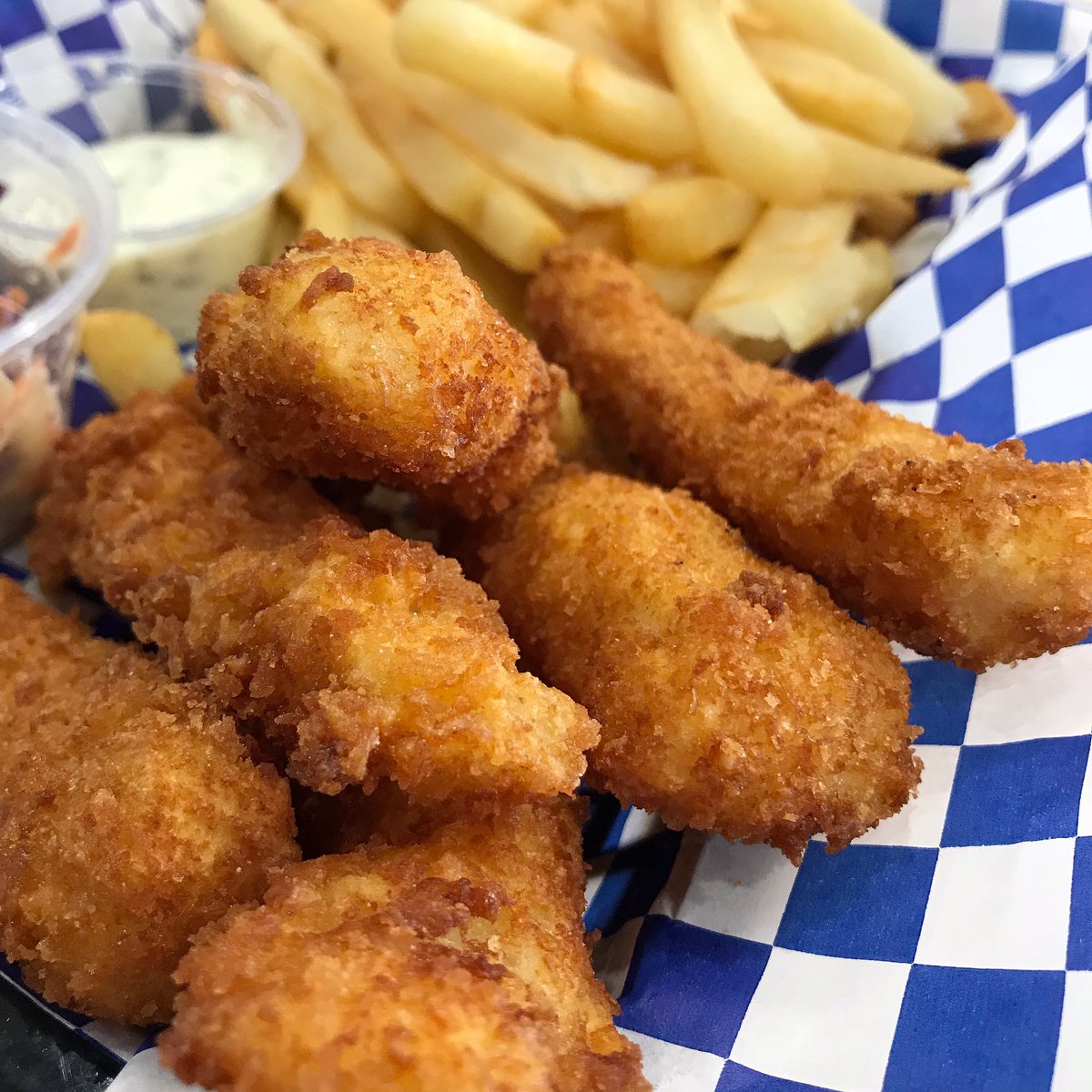 PickAPoke's tweet image. It’s Fish &amp;amp; Chips Fry-day!! 
Who’s ready for lunch?!? 
☀️🌊🐠🍟