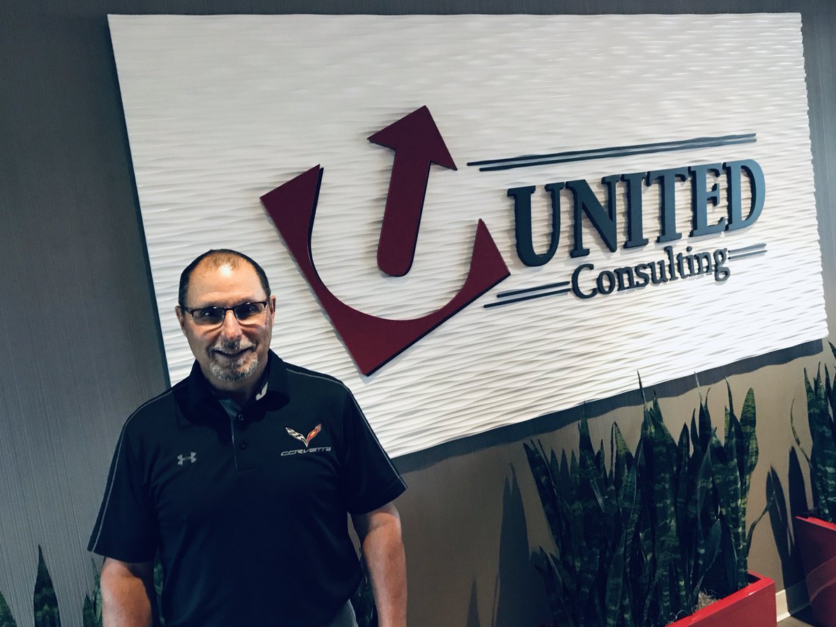 Bill Hall &amp; the United Consulting team build #Indiana &amp; the next gen of political hopefuls. Thx for supporting #cluck2018