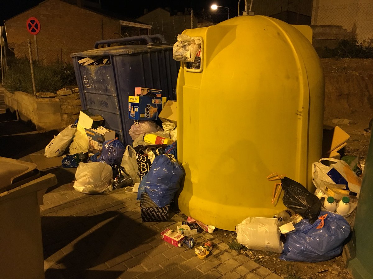 xescarp's tweet photo. Hola @AjAlcarras, fa una setmana vaig fer avis a Linia Verda de cruïlla Sebastià amb Segrià. Fa un mes que no passen. A part, es inhumà passar per per aqui degut a les olors i liquids a terra. Ens veiem! https://t.co/sUpIn053ar