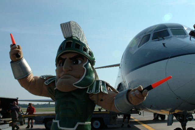 flylansing's tweet image. Go Green, Go White!!! We love when the @MSU_Football team flies Lansing! Be sure to cheer the Spartans on at 3:30 pm tomorrow! Good luck, MSU!!