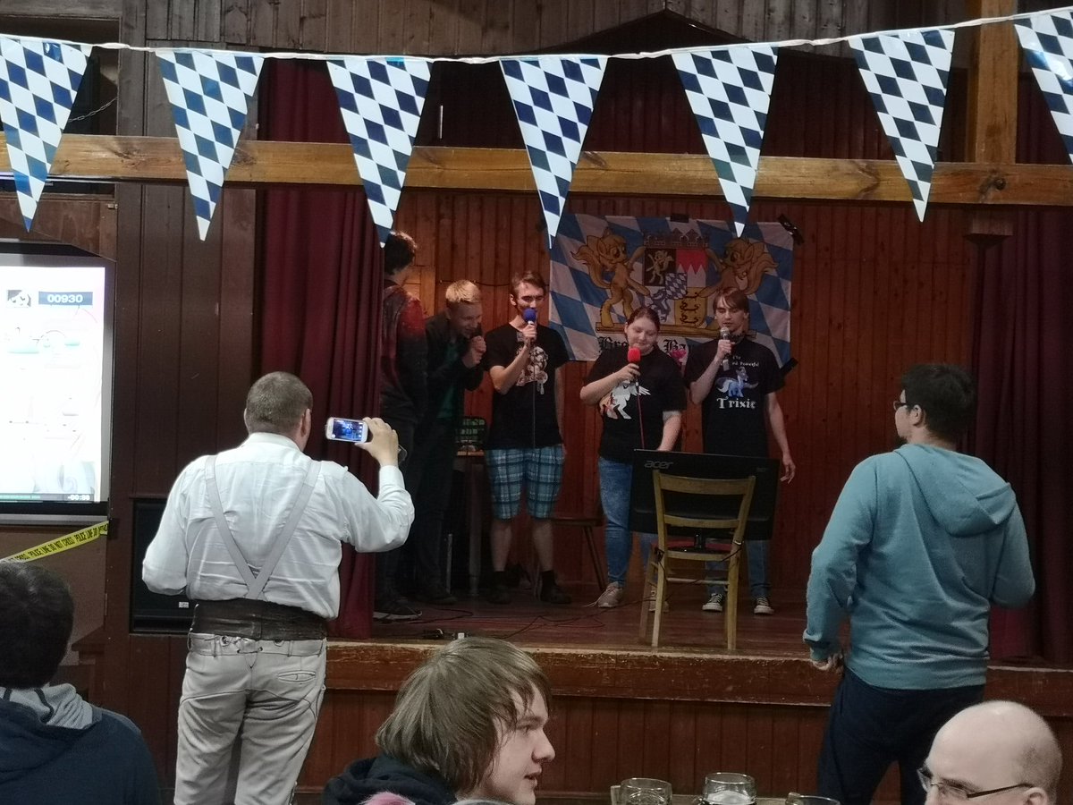 BroniesBayern's tweet photo. Karaoke hat begonnen! #BBeV #Oktoberfest #bronies #Karaoke https://t.co/HxXcEqwnx1