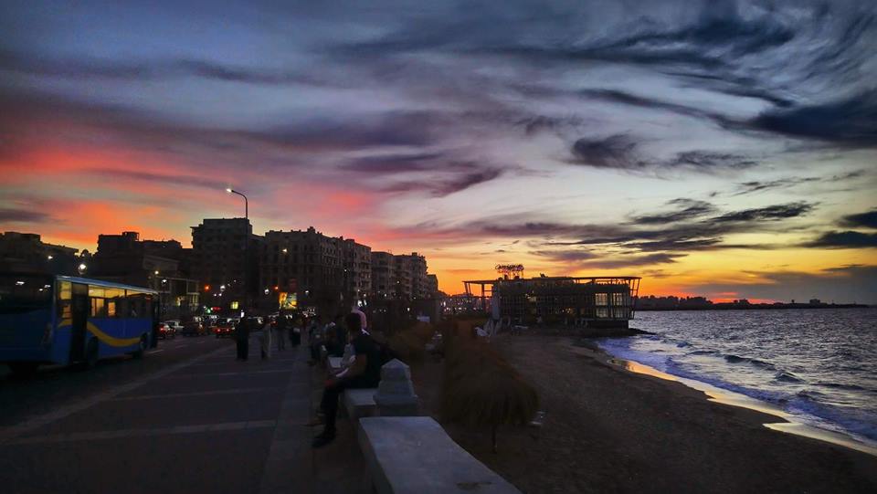 يا اسكندريه .. يامصراويه على سن باسم ..
على ضحكه هاله البحر شباك ومشربيه وانتي الاميره ع الدنيا طاله
يا اسكندريه ♥