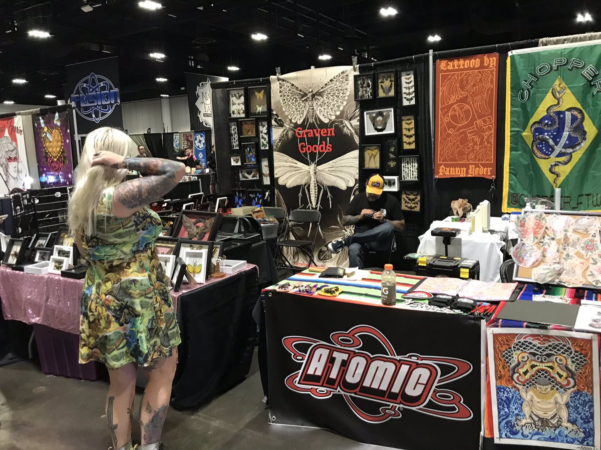 FloridianCraker's tweet photo. #Atomictattoos #Tampa #tatcon #tattoos #tattoo #Gravengoods #bugs #bats come hang and get some ink or buy some creepy bugs https://t.co/wcmnL6v7gi