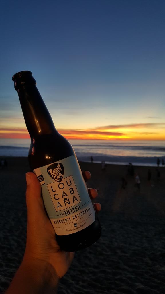 BoudoirGourmand's tweet photo. Pour bien finir cette semaine de compet ! Une bière et un fucking sunset, what else... 🤙🏄♂️🏄♀️ #RoxyProFrance #QuikProFrance #quicksilverpro #hossegor https://t.co/ausgYFFbaN