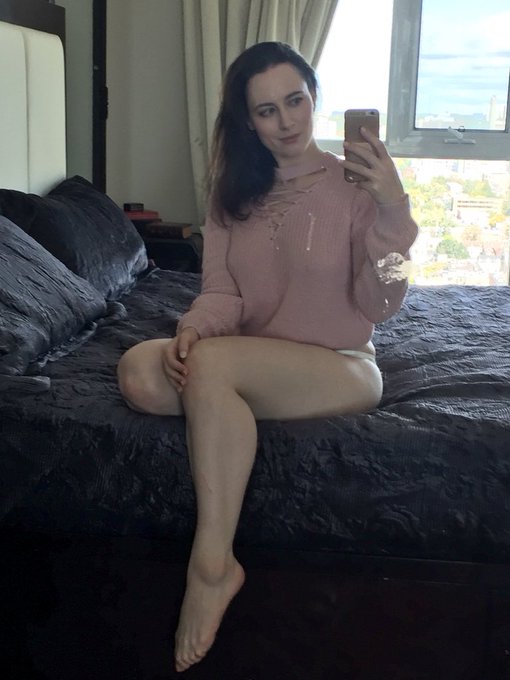 I have no idea how I got moisturizer on my mirror. https://t.co/prhvASYIfn<a href="/tag/witnessthethiccness"class="tags"><span>#witnessthethiccness</span></a>