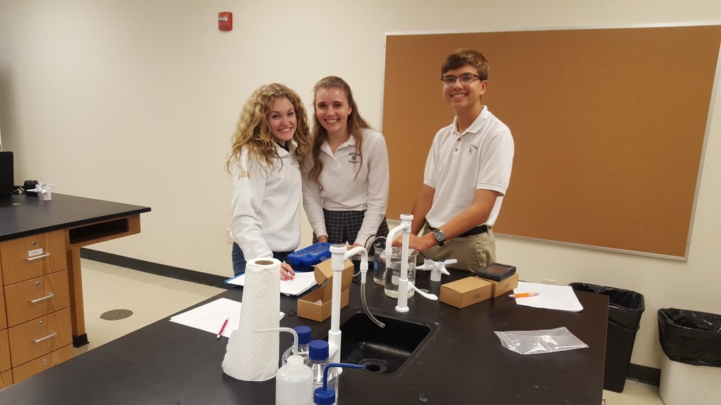 KJFMLR's tweet image. In AP Chem @heliascatholic our students are attempting to derive Gas Laws based on their observations. #SaderScience #SaderStrong