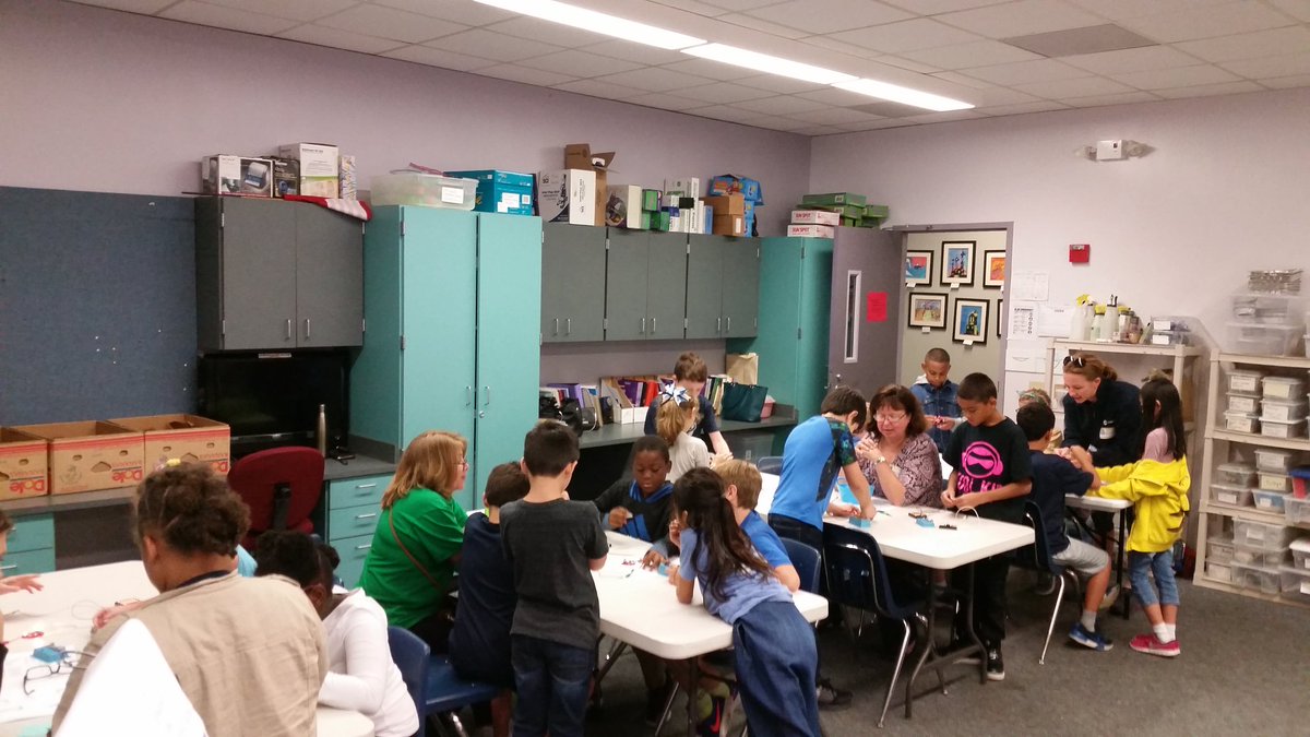 AlexRomoSBISD's tweet photo. Thank you to Mrs. Erin Warren and all the amazing parent volunteers for inspiring our 4th graders! @NottinghamSBISD @mrroymoore #ExtremeScience #MakingCircuits #LimitlessCuriosity https://t.co/ZepWnv4KmX
