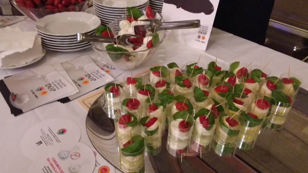 mozzarella_dop's tweet photo. Olio evo, pomodorini e basilico. Ecco la #mozzarelladibufala campana #dop vista dal grande chef #AlfonsoIaccarino . A @FoodeBook cena di gala in onore della sua strepitosa storia con il Consorzio Tutela #mozzarella . https://t.co/2V31rUKB6O